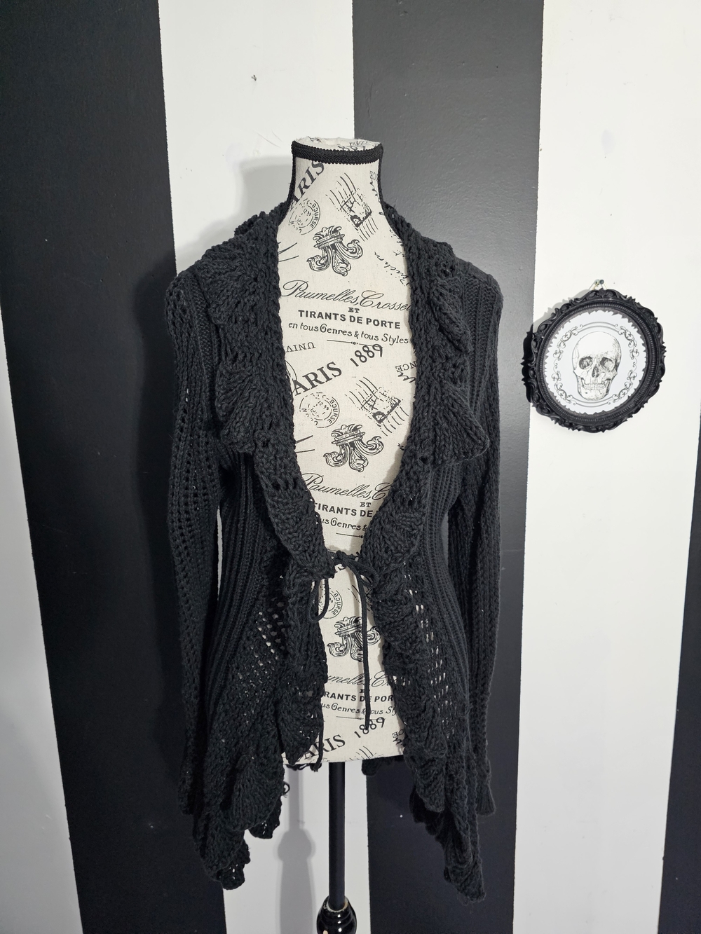 Vintage Black Knit Open-Front Cardigan with Scalloped Edges
